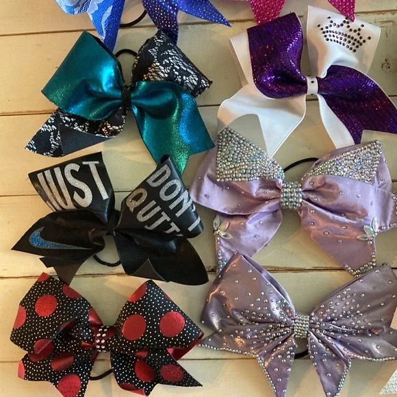 15 Gorgeous Cheer Bows - Picture 3 of 6